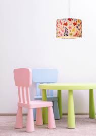 zyrandol adrian to kolorowa lampa wiszaca do pokoju dziecka abazur wykonany jest z wysokiej jakosci table et chaise enfant table plastique idee de decoration