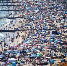 Drei millionen sind bereits das zweite mal geimpft. Corona In Grossbritannien Briten Uberrennen Strande Gesundheitsminister Droht Mit Konsequenzen Welt