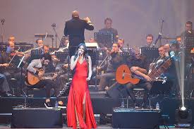 Maria isabel rebelo de couto cruz roseta (born 2 december 1981), who is known by the stage name cuca roseta, is a portuguese fado singer, composer, and model. Cuca Roseta A Primeira Vez No Coliseu Deu Em Pedido De Casamento