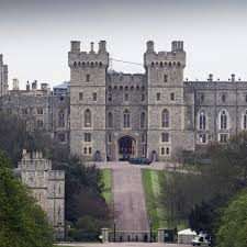 Mit dem buckingham palace in london und dem holyrood palace in edinburgh zählt es zu den. 17 Wild Secrets You Never Knew About Windsor Castle Windsor Castle London Tours London
