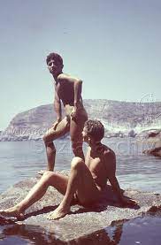 Nackte junge Männer, Bob Steffen, sitzend, junger Mann stehend auf Felsen  im Meer, um 1950