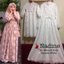 Untuk membuat dress brokat yang cantik hendaknya diberi kain pelapis untuk menutupi kekurangan brokat yang jenisnya menerawang atau tembus pandang. 25 Konsep Terpopuler Baju Brokat Untuk Lamaran