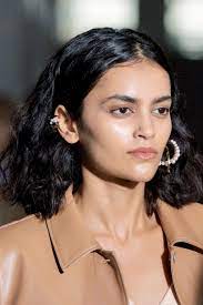 Der Curly Bob Ist Diesen Sommer Die Trendfrisur Fur Locken New Yorker Mode Trendfrisuren Lassige Frisuren