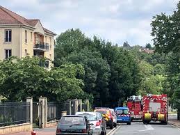 Depuis trois semaines environ, l'essonne et quelques communes en particulier, sont victimes d'incendies volontaires dans leurs bâtiments publics. A Corbeil Essonnes Un Incendie D Appartement Sur Fond De Crise De Couple Le Parisien