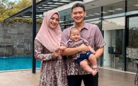 Gadis yang lahir 23 april 1994 lalu itu melaksanakan umrohnya di akhir ramadhan lalu sekaligus berhari raya di timur tengah. Citra Kirana Dan Rezky Aditya Bicara Soal Tambah Momongan Kapan
