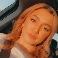 Holly Parrott's Instagram, Twitter & Facebook