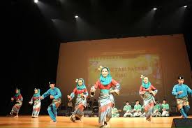 Tari tradisional cokek merupakan tarian yang berasal dari betawi, biasanya tari ini digunakan untuk memeriahkan pesta adat yang digelar di betawi. Tari Zapin Meskom Dan Sang Maestro Seni Budaya Bengkalis Riau Riaumagz