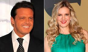 Before that, the also actor had only made public his relationship with the model and presenter rebecca de alba. El Romantico Detalle De Luis Miguel Con Rebecca De Alba En Su Concierto