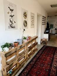 Diy Wandregal In Flur In 2020 Europaletten Regal Wandregal Aus Paletten Diy Wandregal
