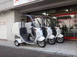 デフォルトで屋根が付いてるバイクって ホンダの ジャイロキャノピー だけなんだけど 業務用だから1台50万円くらいする だから個人で利用するのはもっぱら レンタルが主流 キャノピー バイク ホンダ