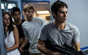 Thomas (dylan o'brien) und seine mitstreiter sind dem labyrinth entkommen und stellen mit schrecken fest, dass die erde in schutt und asche liegt und durch starke sonneneinstrahlungen verwüstet wurde. Maze Runner Die Auserwahlten In Der Brandwuste Auf Kinofilmwelt
