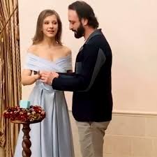 Илья авербух и елизавета арзамасова поженились в декабре 2020 года. Averbuh Zhenilsya Na Arzamasovoj Video Krasivoe Plate Nevesty Raznica V 21 God Skandal S Uchastiem Yagudina Chempionat