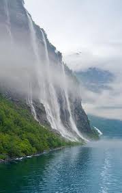 På andra sidan fjorden finns ett annat vattenfall, suitoren som har misslyckats med att förföra de sju systrarna, som inte är gifta. Hyllat Vattenfallet De Sju Systrarna I Geirangerfjorden Facebook