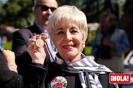 Concha Velasco y su pequeña gran familia: sus dos hijos, Manuel y Paco, y  su nieto Samuel