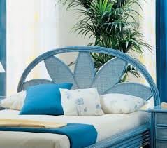 Sa forme en 3 volets rappelle les sommets des toits de grands palais orientaux étudiée pour un lit 160cm, sarikei mesure 150cm de haut. Tete De Lit Decorative En Rotin Brin D Ouest