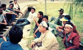 Avviser påstander om at prabowo var opptatt av opptøyene i mai 1998 og argumenterer for påstander i tidligere. Fadli Zon Youtube Fadli Zon Official On Twitter Usai Demostrasi 22 Mei 1998 Reformasi Konstitusional Di Dpr Ri Bareng Idrusmarham5 Dkk