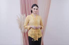 Cantik bsr kebaya dan ber kemban kain jarek di hari kartini / menjelang peringatan hari kartini yang sudah di depan mata, awkarin pun sempat menjalani pemotretan spesial. Rayakan Hari Kartini Dengan 7 Model Kebaya Yang Bisa Jadi Pilihan Kamu Bukareview