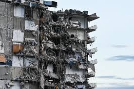 El edificio residencial champlain towers de 12 pisos en miami se derrumbó parcialmente la noche del 23 de junio. Wnrlbtmot826 M