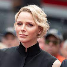 L'essentiel la princese charlène de monaco a quitté l'hôpital en afrique du sud deux jours après une admission à la suite d'un malaise. 2021 Charlene Of Monaco The Photos Of Her Tender Reunion With Prince Albert And Their Children Current Woman The Mag