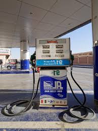 De prijs voor een gallon benzine (3,8 liter) ligt in amerika nu rond de 2,05 dollar. Benzine Stations Benzine Gas Gas Pomp Brandstof Bijtanken Saoedi Arabie Arabisch Islam Azie Pikist