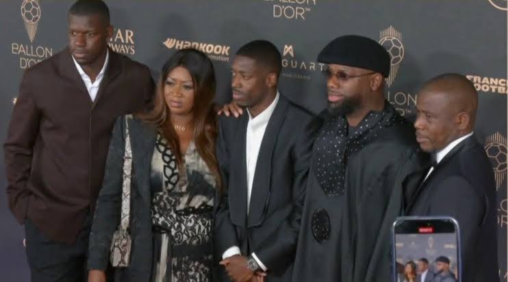🚨Ousmane Dembélé🇫🇷 poses with his best friend, his mom, his agent and  his dad. 🌕✨
