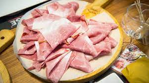 Il san daniele è forse il su prodotto più noto, ma la cucina del friuli venezia giulia annovera molte altre materie prime che danno vita a piatti squisiti. Prodotti Tipici Friuli 20 Eccellenze Alimentari Da Assaggiare In Vacanza