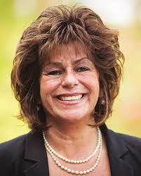 Elaine Wick's Instagram, Twitter & Facebook