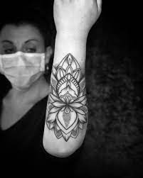 Tatouage Mandala Fin Avant Bras A Craponne Salon De Tatouage Specialise Dans Le Tatouage Fin A Lyon Juste De L Encre