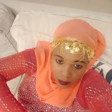 JE HAYA NI MAPENZI!! 128: Kwakweli mama Sam akashangaa sana na kuuliza,  "Aliyeongea ni mtoto au mtu mzima?" Cherry akajibu tena, "Mtu mzima  kushinda wewe" Hii kauli ilimshtua na Sabrina pia, walijikuta