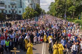 Во вторник 27 июля, накануне празднования дня крещения руси, в киеве состоялся масштабный крестный ход, в котором приняли участие 350 тысяч православных верующих. E7sxaw Ji Zhom