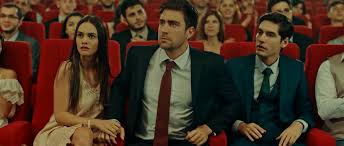 Film, üniversiteden yeni mezun olmuş altı yakın arkadaşın iş bulma ve hayatlarındaki ilk adımlarını atma hikâyesini anlatıyor. Biz Size Doneriz Filmi Nerede Cekildi Oyunculari Kimler Konusu Ne