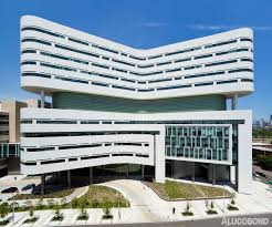 Rush University Medical Centre Chicago Usa By Perkins Will Photos R R Gigliotti Hospital Architecture Healthcare Architecture Facade Architecture