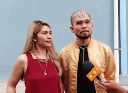 Demi menjelaskan permasalahan yang sebenarnya, elvia cerolline bersama pengacaranya ika nedi wahyudi akhirnya memberikan klarifikasi atas tuduhan tersebut. Dukung Billy Syahputra Punya Pacar Baru Roy Ricardo Asal Jangan Diporotin Tabloidbintang Com