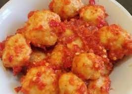 Dengan sensasi rasa pedas dari sambal matah, menikmati bakso goreng menjadi luar nikmat gurih dan kriuknya bakso goreng ditambah dengan perpaduan pedas segarnya sambal matah, dijamin deh bikin kamu ketagihan. Resep Bakso Sambal Pedas Sempurna