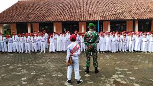 Kegiatan upacara bendera di sd plus darul ulum jombang petugas upacara : Batibung Koramil Perwakilan Jadi Inspektur Upacara Bendera Di Sd Pasirreungit Kabupaten Sumedang