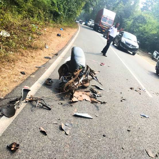 Rider Dies In Ponda–Belagavi Highway Mishap A two-wheeler rider was killed in a tragic accident after being crushed by a container truck at Petke, Dharbandora, along the Ponda–Belagavi highway. #G
