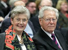 Der zu den renommiertesten theologen weltweit zählende begründer der stiftung weltethos ist am dienstagmittag im alter von 93 jahren in seinem haus in tübingen gestorben. Arthur Koestler Preis An Hans Kung Hpd