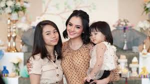 Ririn ekawati sendiri merupakan single parrent. 7 Potret Keseruan Ririn Ekawati Bersama Anak Anaknya Kompak Banget Hot Liputan6 Com