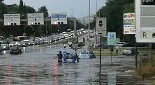 Jun 22, 2021 · maltempo a roma, nuova bomba d'acqua. Maltempo Roma Cade Albero Su Auto Ferita Donna Allagamenti Tromba D Aria A Fregene