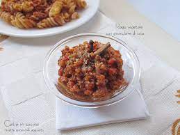 Il ragù di soia vegetale è un'alternativa al classico ragù di carne, interamente vegano, badate bene non vegetariano, qui non c'è traccia di animali o loro derivati, il sapore è deciso e molto gustoso, riuscirà a far ricredere anche i carnivori più impenitenti. Ragu Con Granulare Di Soia Catia In Cucina