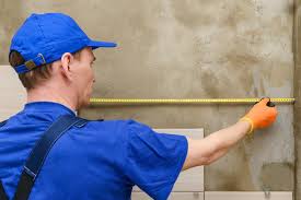 Mithilfe von fliesenkreuzen lässt sich dem verrutschen von fliesen entgegenwirken foto: Natursteinfliesen An Der Wand Verlegen So Geht S