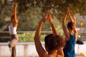 Clase de yoga al aire libre