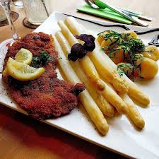 Ein Leckeres Schnitzel Mit Spargel Im Platzhirsch In Bad Kissingen Asparagus Yammy Foodlove Meal Yammy Foodporn Foodgasmde Blogge Food Steak Meat