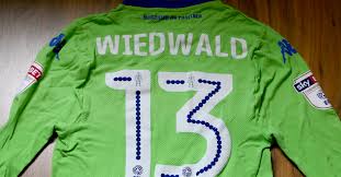 Seit 2016 trägt er die rückennummer 10, nachdem er zuvor jahrelang überwiegend mit der trikotnummer 8 für deutschland auflief. Leeds United Trikot Signiert Von Felix Wiedwald