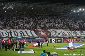The most important are those with the real madrid ultras known as ultras sur, espanyol brigadas, levski sofia, west ham and wisla krakow the first, with real madrid, was born in 2001 during a uefa champions league match between the two teams, while that with west ham grew from the two teams mutual love for paolo di canio, who started his career. Wisla Krakow Oprawa Kibice Ultrasi Noga Pl