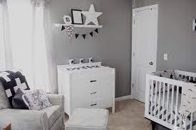 Wir haben für sie viele tolle ideen für eine trendige farbkombination zusammengestellt, die den raum für ihr baby in ein traumhaft schönes reich verwandeln wird. Babyzimmer Ideen Farben Grau Weiss Deko Sterne Kinderzimmer Weiss Schwarz Weiss Kinderzimmer Kinderzimmer