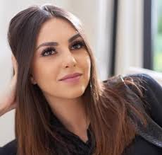 وكما يظهر، فقد وضعت فاليري بنتين توأمين. Ø¨Ø§Ù„ÙÙŠØ¯ÙŠÙˆ Ù‡ÙƒØ°Ø§ ÙƒØ´ÙØª ÙØ§Ù„ÙŠØ±ÙŠ Ø£Ø¨Ùˆ Ø´Ù‚Ø±Ø§ Ø¹Ù† Ø­Ù…Ù„Ù‡Ø§