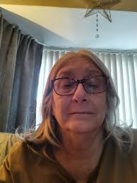 What hairstyle gives fullness for women over 60?