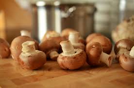 Dunkle verfärbungen der lamellen sind kein sicheres merkmal dafür, dass die champignons schlecht sind, sondern bedeuten lediglich, dass sie älter und infolgedessen anfälliger für bakterien, schimmel und co. Der Champignon Wissenswertes Nahrwerte Allergien Zubereitung Krank De
