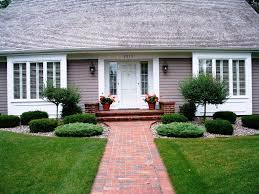 A clapboard new england cottage? 37 Great Winter Front Landscaping Ideas That Will Accommodate Your Children Awesome Pictures Decoratorist